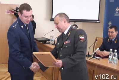Начальник ГУВД по Волгоградской области награждает следователя СУ СКП