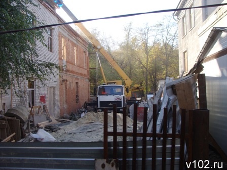 Во дворе дома по улице Советской вовсю идет строительство.