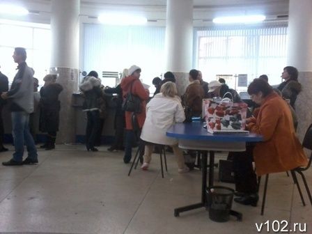 На Главпочтамте всегда большие очереди по оплате за коммуналку.