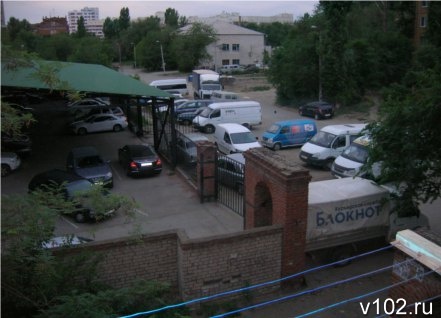 Вот такой  пейзаж видят жители из окон своих домов.