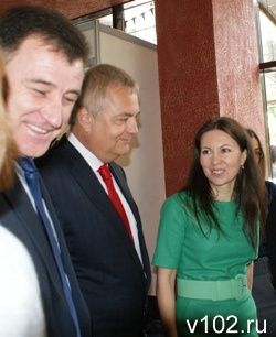 Губернатор Сергей Боженов, депутат облдумы Леонид Титов и министр печати  Ольга Дьякова.