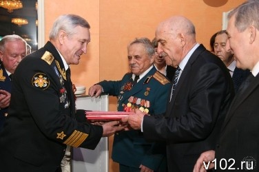Валерий Васильков вручает почетную грамоту. Январь 2013 года.