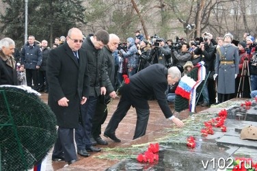 Глава Волгограда (третий слева) возлагает цветы к Вечному огню. Февраль 2013 года.