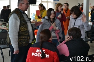 Фото: ГУ МЧС по Волгоградской области. В аэропорту Волгограда детей встречали психологи и врачи