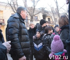Губернатор обещал погорельцам,что они скоро вернутся в свой дом