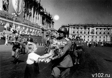 Девочка дарит цветы Герою Советского Союза гвардии полковнику А.Г. Афанасьеву во время парада на Дворцовой площади Ленинграда