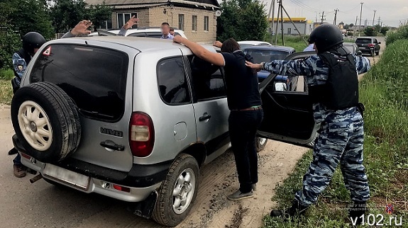 В Волгограде задержаны чиновники ЖКХ, вымогавшие взятки у торговцев
