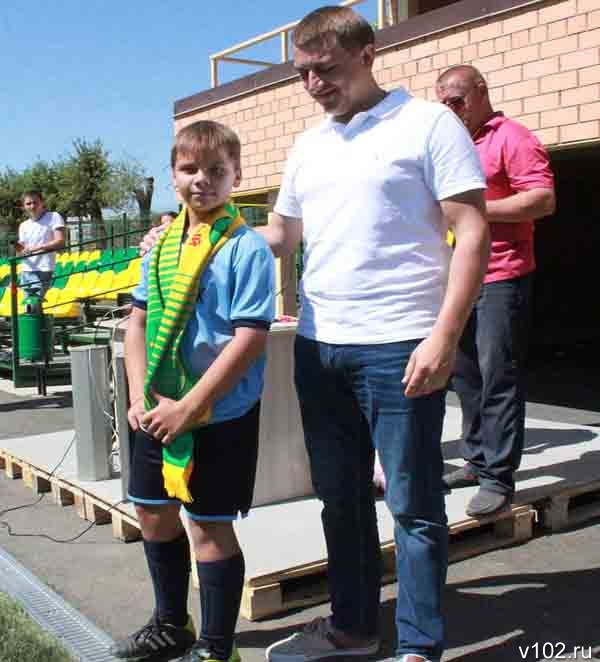 Андрей Гимбатов поздравил  лучшего игрока команды «Нефтяник-2» Макара Дешевова и вручил приз.