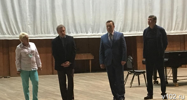 Нового дирижера представили председатель комитета культуры Попков и депутаты областной думы Семенова и Осипов