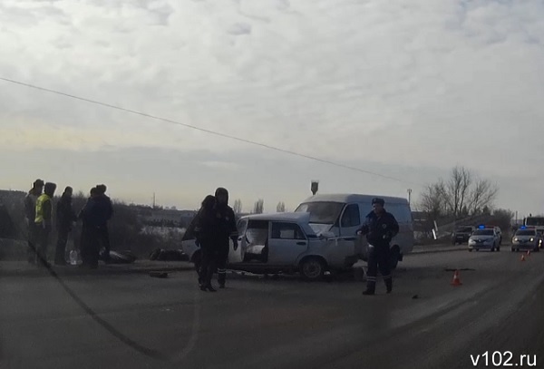 На западе Волгограда при столкновении ГАЗели и ВАЗа умер пассажир На западе Волгограда при столкновении ГАЗели и ВАЗа умер пассажир