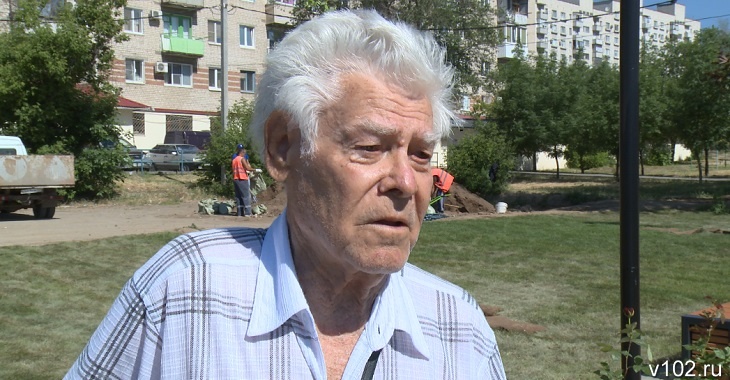 Житель Советского района Геннадий Мещерский вспоминает, что на месте магазинов когда-то была зеленая зона.