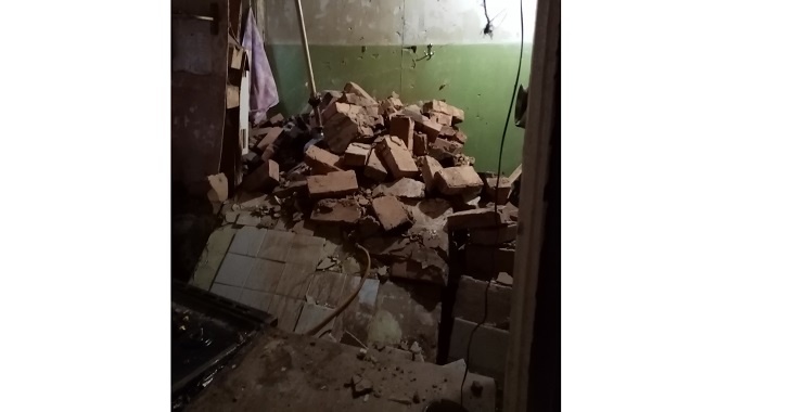 В аварийном доме на окраине Волгограда в квартире рухнула кирпичная стена