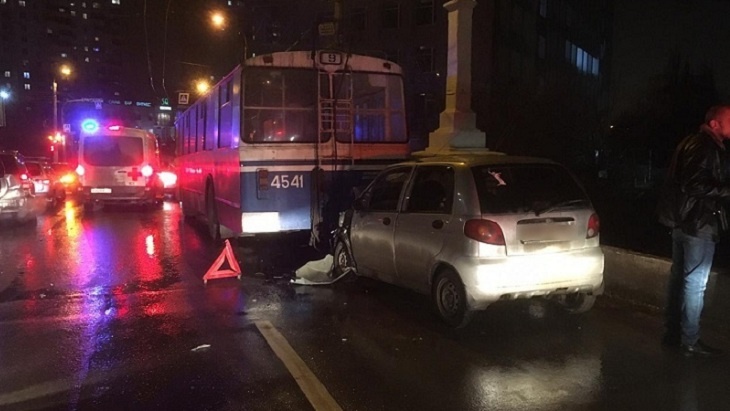 В Волгограде в ДТП с троллейбусом пострадали два человека