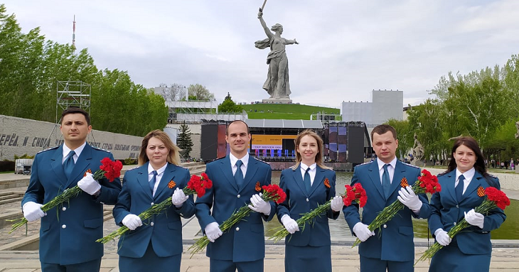 Налоговики высадили в Волгограде аллею в честь воинов-победителей