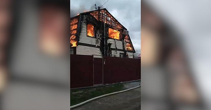 «Газовые баллоны выносили из огня»: в Волгограде частный дом сгорел до основания (ВИДЕО)