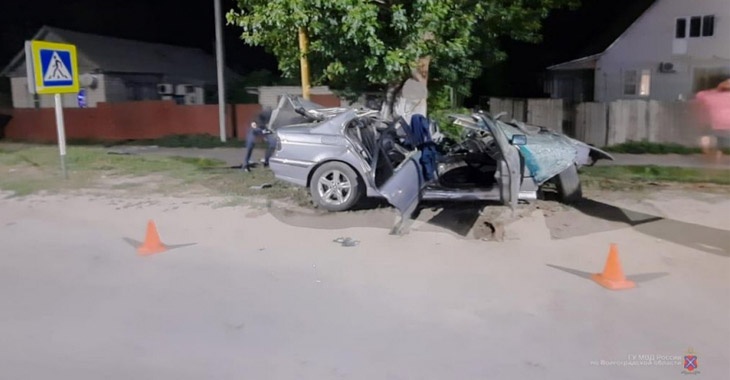 Водитель BMW погиб после столкновения с деревом в Калаче-на-Дону Волгоградской области