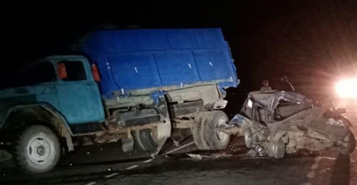 Два человека чудом выжили в «расплющенном» авто в Волгоградской области