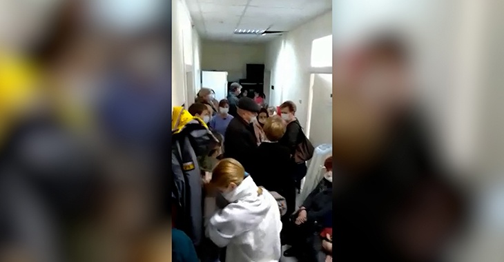 «Не протолкнуться»: пациенты штурмуют «красную зону» поликлиники в Волгоградской области
