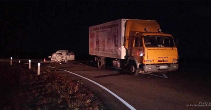 Водитель погиб в расплющенной легковушке на трассе Волгоград – Саратов