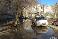 "Доска позора": Озеро талой воды  отрезало жителей многоэтажки от внешнего мира в центре Волгограда