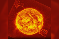 Солнце удивило ученых синхронным выбросом двух гигантских протуберанцев