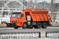 В Волгоградской области 105 коммунальных машин дали бой гололёду на дорогах