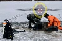 Провалившегося под лед мужчину достали водолазы со дна реки в Волжском