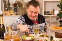 Предложите себе вместо салата гречку: психиатр – о том, как справиться с новогодним жором