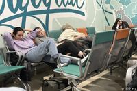 «Провели в аэропорту всю ночь»: волгоградцы больше 10 часов ожидают вылета в Москву