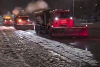 В Волгограде 75 спецмашин чистят дороги от снега и льда