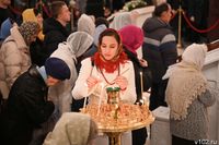 Сотни волгоградцев готовятся встретить Рождество в храмах