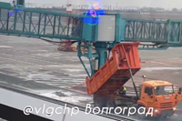 В аэропорту Волгограда самосвал повредил пассажирский трап