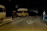 На трассе Камышин-Саратов маршрутка врезалась в легковушку