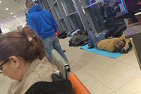 «Не дали ни воды, ни еды»: волгоградцы 14 часов провели на полу в аэропорту