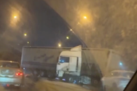 Фура сложилась пополам от удара на Третьей продольной у Волгограда