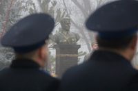 В Волгограде возложили цветы к памятнику чекисту Воронину в день его 118-летия