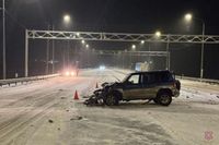 Внедорожник влетел в фуру на трассе Р-260 под Волгоградом