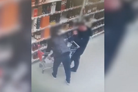 Волгоградцы провезли тележку с элитным алкоголем под носом у охраны «Ашана» – видео