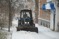 В Волгограде устраняют последствия ночного снегопада