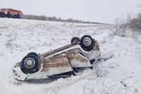 На федеральной трассе под Волгоградом погиб пассажир опрокинувшейся легковушки