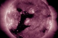 Ученые разглядели цифру в гигантской коронарной дыре на Солнце