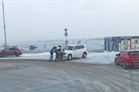 Сотрудник ДПС с волгоградцами вытолкал заглохший на перекрестке Mercedes