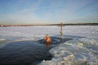 «Люди всё идут и идут»: в Волгограде у купелей 19 января днем выстроились очереди