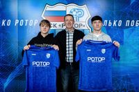 Юные футболисты Роман Литенко и Егор Кычанов подписали контракты с «Ротором-2»