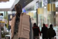 Аналитики рассказали, на что чаще тратит деньги молодежь