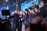 Андрей Бочаров наградил победителей фиджитал-игр «Код Победы»