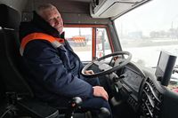 «Молодым ребятам это кажется экстримом»: водитель дорожной машины – о вызовах погоды и любви к своему делу