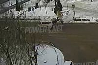 В Волжском засняли наезд «Жигулей» на школьницу