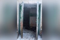 «Хоть бы чёпик какой забили»: в Волгограде из-за аварии подъезд МКД превратился в ледяную пещеру