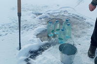 «После Крещения снова в прорубь»: жители села Заплавное из-за ЧП с насосами набирают воду прямо из речки